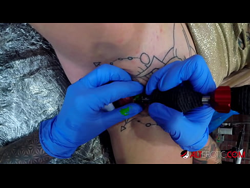 ❤️ Өте татуировкасы бар қыз Сулли Саваж клиторына татуировка жасады ❤️ Анальный видео бойынша бізде ❤